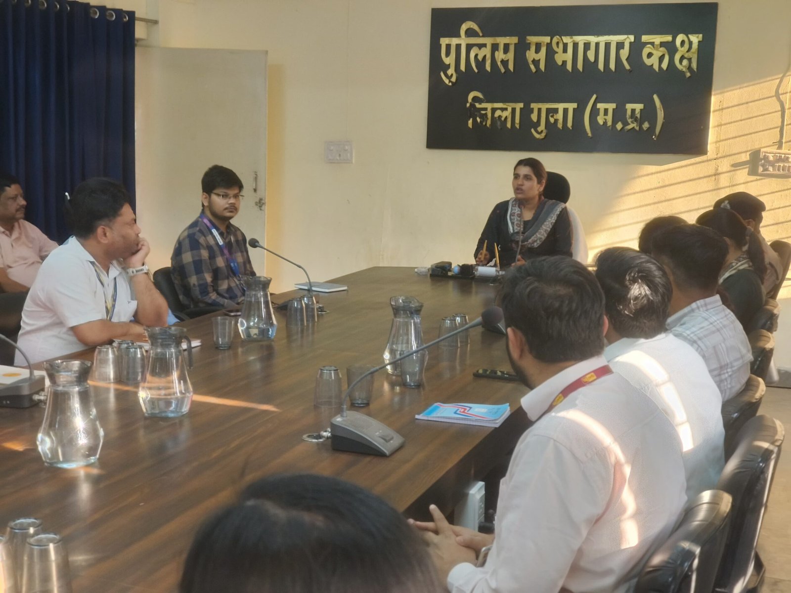 *पुलिस अधीक्षक श्रीमती हितिका वासल द्वारा आयोजित की गई शहर के बैंक शाखा प्रबंधकों अहम बैठक*