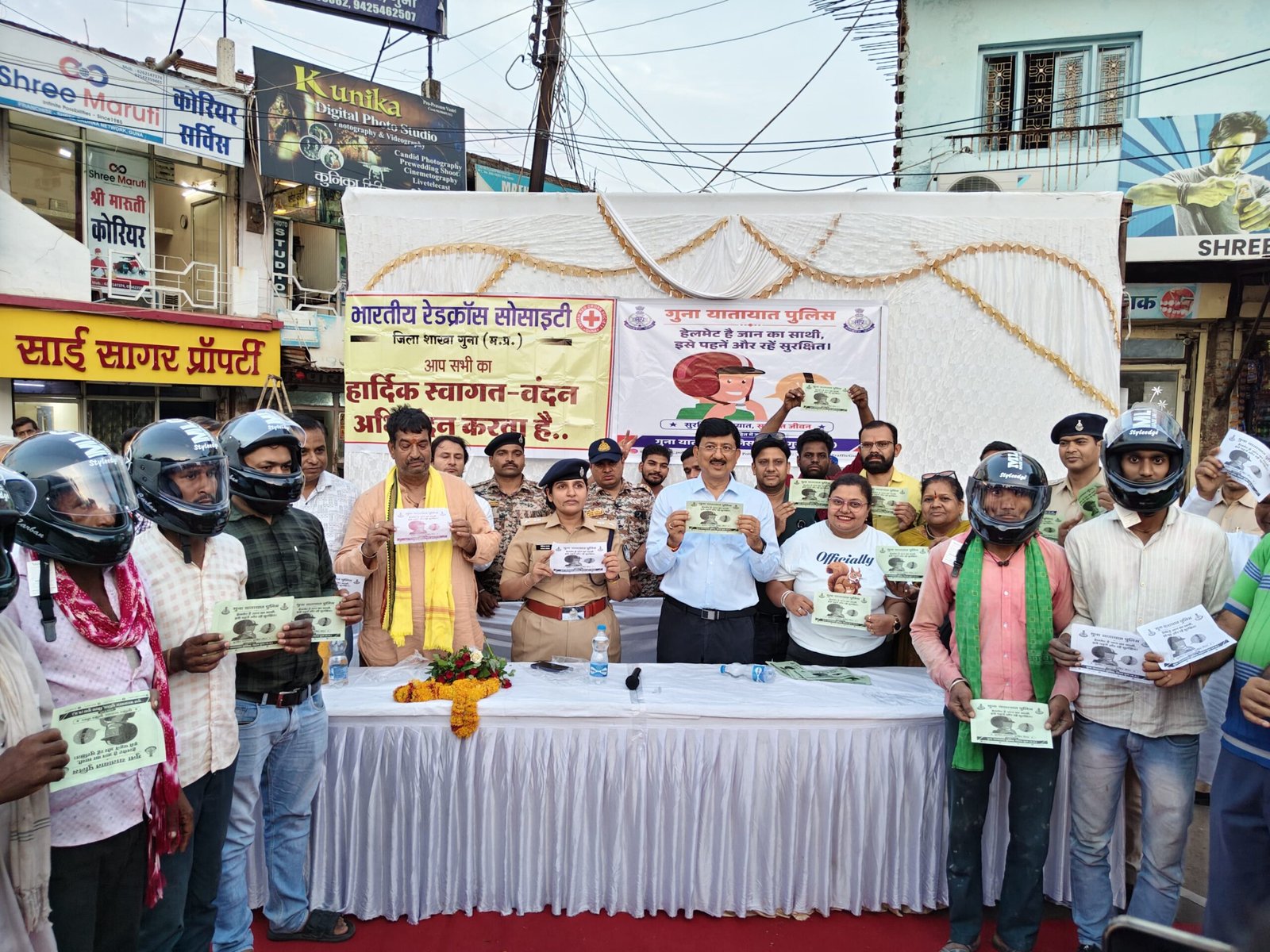 हेलमेट की अपील के बीच युवक ने छोड़ा तंबाकू  कलेक्टर-एसपी ने दिया सड़क सुरक्षा का संदेश